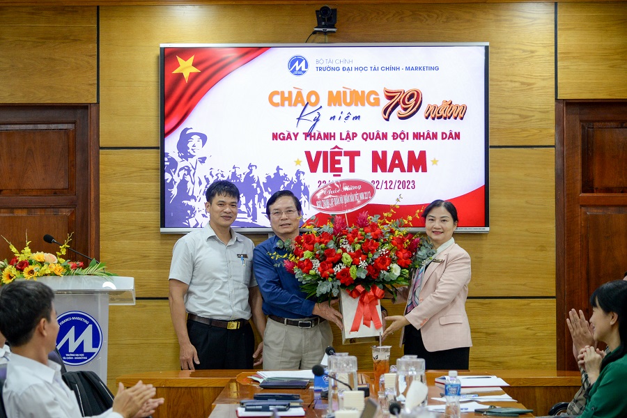 Đảng ủy UFM chúc mừng Ngày thành lập Quân đội nhân dân Việt Nam